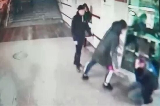 Gənc cütlüyü qorumaq istəyən kişinin özü qəddar şəkildə döyüldü - VİDEO