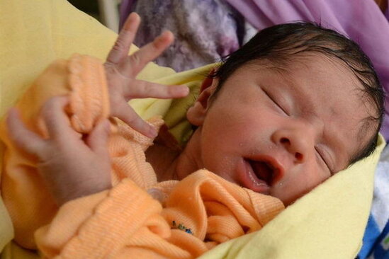 Ölü elan edilən körpə basdırıldıqdan bir saat sonra qəbirdən diri çıxarıldı - FOTO/VİDEO