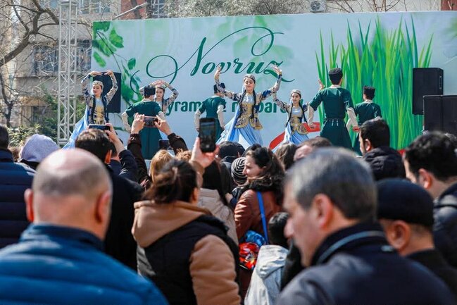 Paytaxtın abad məhəllələrindəki Novruz şənlikləri davam edir