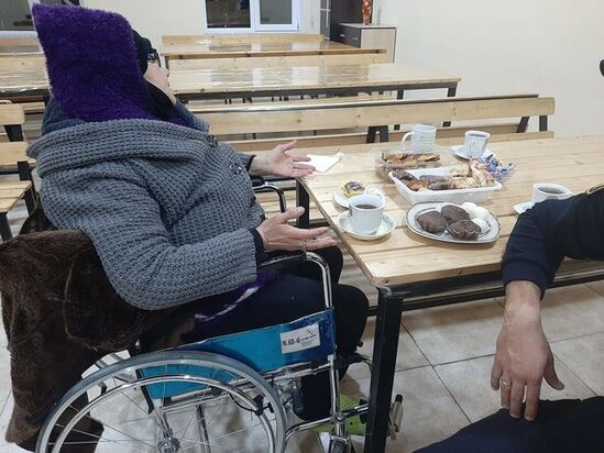 Ucarda küçəyə atılmış fiziki məhdudiyyətli qadın dövlət sığınacağına yerləşdirildi – FOTO
