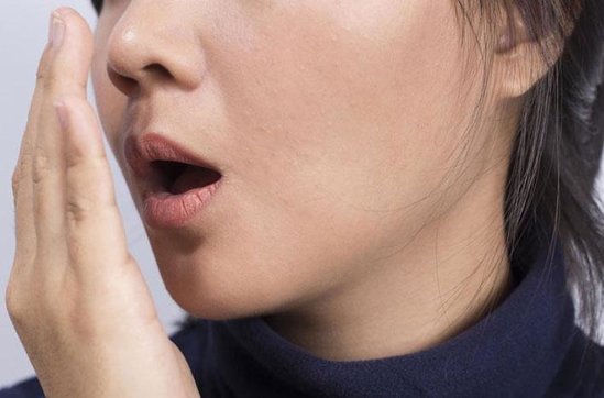 Ağızdan pis qoxu gəlməsi hansı xəstəliyin əlamətidir?