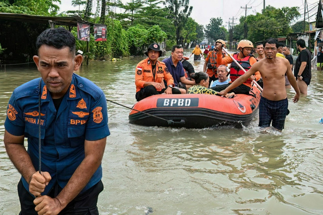 İndoneziyada daşqınlar nəticəsində ölənlərin sayı 900 nəfəri keçib