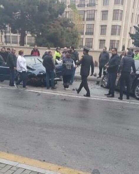 Bakıda iki avtomobil toqquşdu: Xəsarət alanlar var - YENİLƏNİB + FOTO