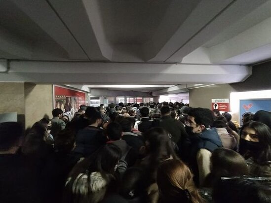 Bakı metrosunda vətəndaşlardan ETİRAZ: Süni sıxlıq, yoxsa pandemiya qaydaları?