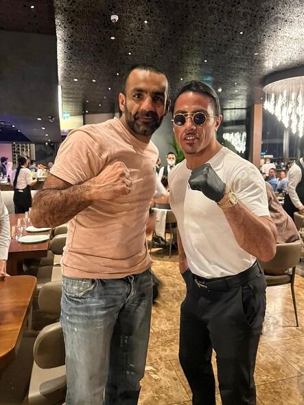 Nüsrət azərbaycanlı idmançının süfrəsində məşhur performansını nümayiş etdirdi - FOTO/VİDEO