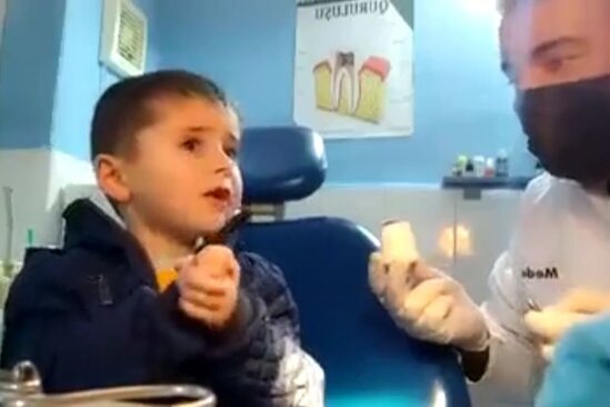 Uşaqla videosu yayılan stomatoloq: "Rəylərdə hamı soruşur ki, balacanın dişini çəkdiniz, yoxsa yox?" - VİDEO