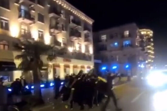 Bakının mərkəzində qırmızı işıqda keçən avtomobil dəhşətli qəzaya səbəb oldu - VİDEO