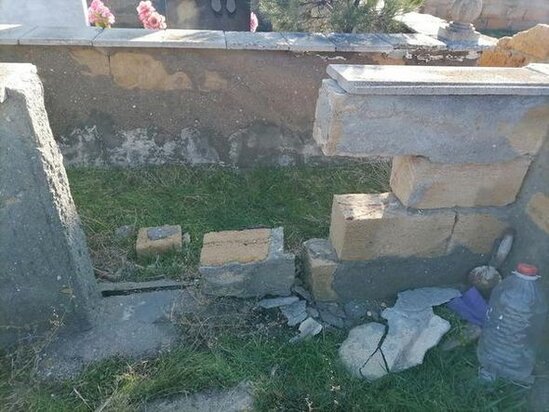 Sumqayıtda məzarların dəmir qapıları oğurlanıb - FOTO