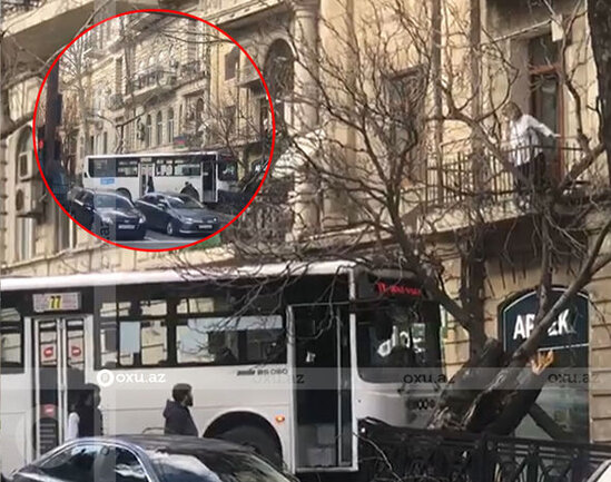 Bakının mərkəzində qəza: Avtobus ağaca çırpıldı - VİDEO