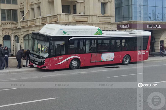 Paytaxtda sərnişin avtobusu qəza törətdi - FOTO