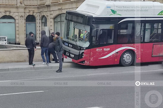 Paytaxtda sərnişin avtobusu qəza törətdi - FOTO