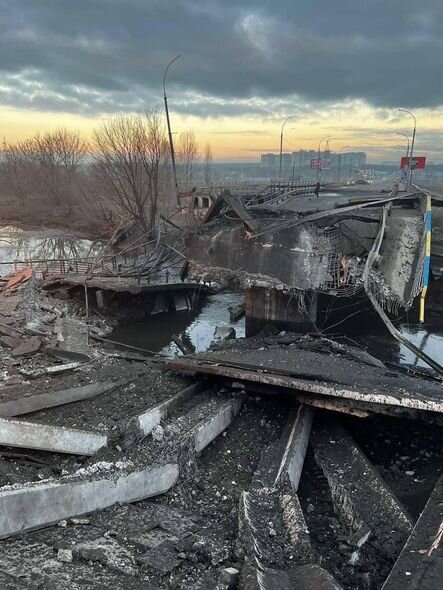 Ukrayna ordusu Rusiya tanklarının Kiyevə irəliləyişini dayandırmaq üçün körpünü partlatdı - FOTO