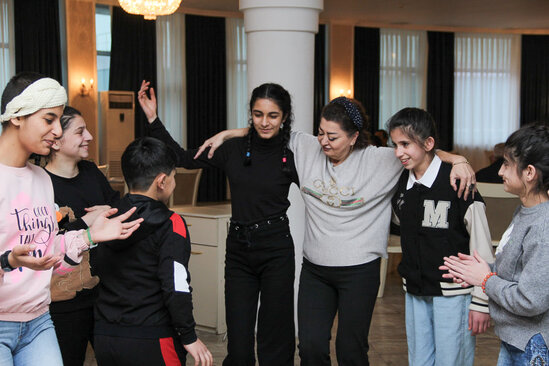 Onlar sığınacaqdakı uşaqları sevindirdilər - FOTOLAR