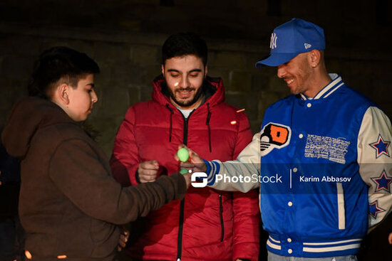 "Qarabağ"ın legionerinin Yel çərşənbəsi sevinci: Tonqal qaladı, papaq atdı, yumurta döyüşdürdü - FOTO