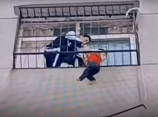 Məktəblilər pəncərədən yıxılan qızı xilas etdilər – VİDEO