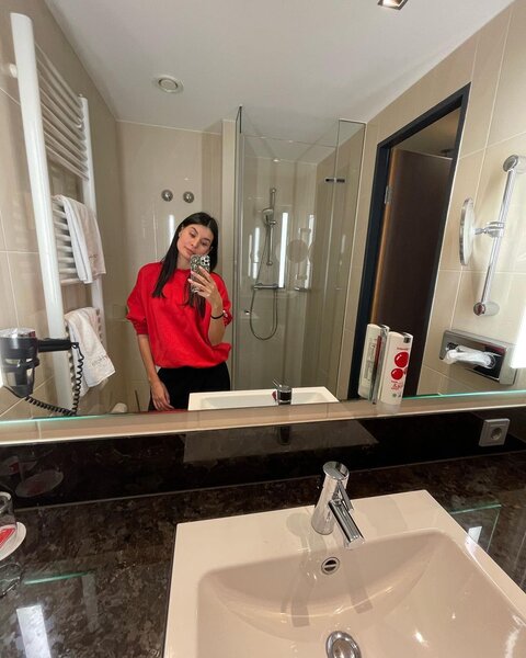 Məşhur müğənni vağzalda qaçqınlara kömək edir - FOTOLAR