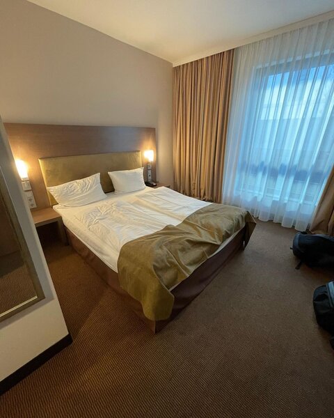 Məşhur müğənni vağzalda qaçqınlara kömək edir - FOTOLAR