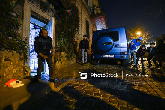 "Qarabağ"ın legionerinin Yel çərşənbəsi sevinci: Tonqal qaladı, papaq atdı, yumurta döyüşdürdü - FOTO