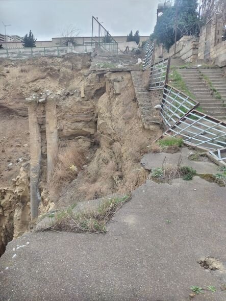 Bakıda təhlükəli vəziyyət: Məktəblilər risk altındadır - FOTO