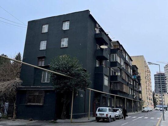 Bakıda bina qara rəngə boyanıb - FOTO