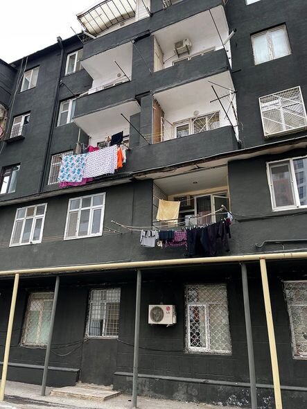 Bakıda bina qara rəngə boyanıb - FOTO