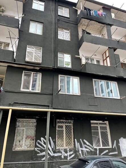 Bakıda bina qara rəngə boyanıb - FOTO