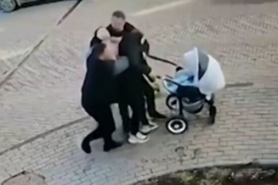 Yarıçılpaq kişi qadına hücum çəkib körpəsini onun əlindən almağa cəhd göstərdi – ANBAAN VİDEO