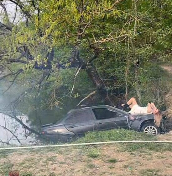 Azərbaycanda maşını göldə batırıb klip çəkdilər - FOTO