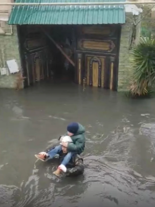 Keşlədə normadan artıq yağıntı: Vətəndaşlar təxliyə edilirlər - FOTO - VİDEO