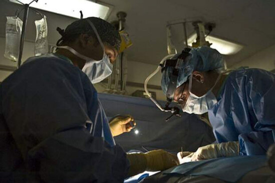 Gəncin boynundan 1,5 metrlik armatur çıxarıldı - FOTO