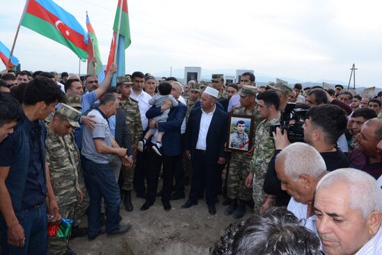 10 ay komada qaldıqdan sonra vəfat edən qazi dəfn edildi - FOTOLAR