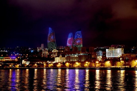 Bakıda bu yerlər Azərbaycan bayrağı ilə işıqlandırıldı - FOTO