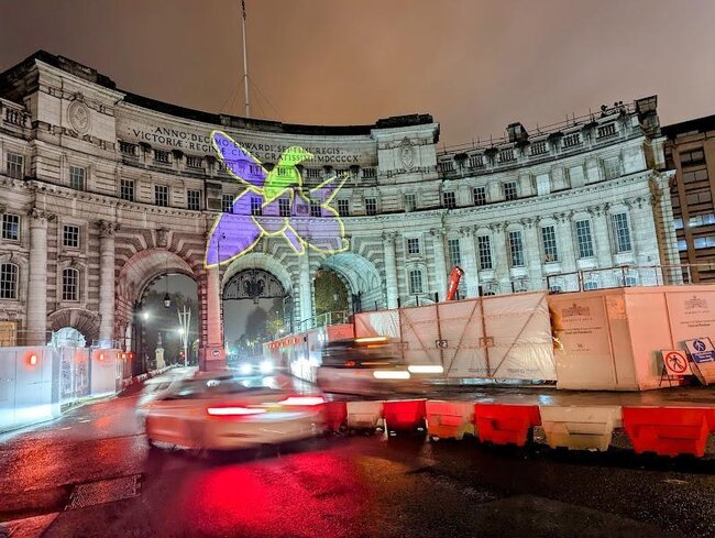 Britaniyada binalar bayrağımızın rənglərinə boyandı - Fotolar