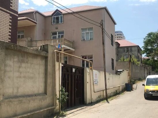 Bakıdakı sığınacaq barədə ŞOK İDDİA: "Körpələrin başını qırxıb spirt vurur, yandırıb tamaşa edirdilər" - VİDEO