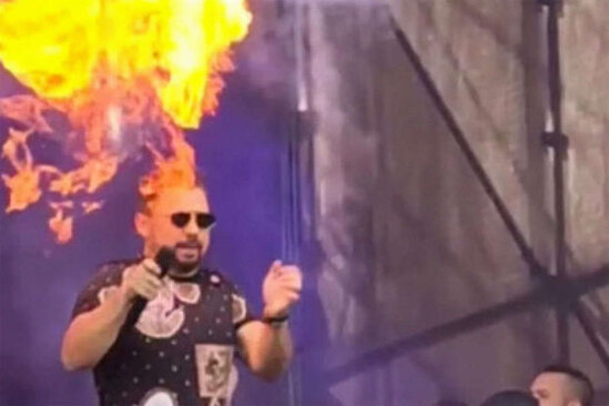 Braziliyada müğənni səhnədə çıxış edərkən alışıb yandı – VİDEO