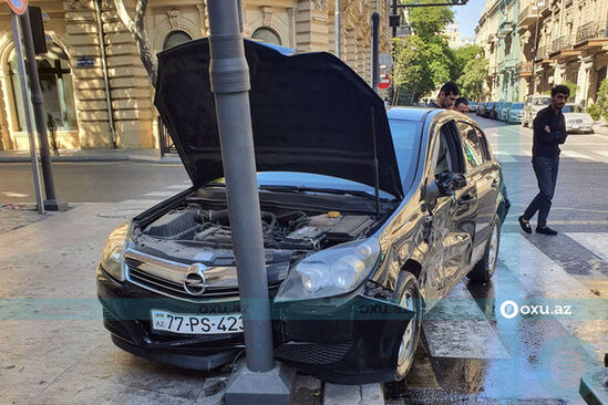 Bakının mərkəzində iki avtomobil toqquşdu, hasar aşdı - FOTO