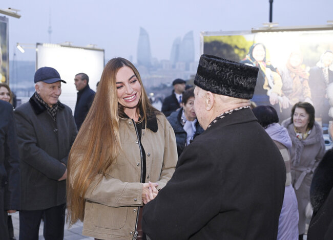 Leyla və Arzu Əliyevalar bulvarda - Fotolar