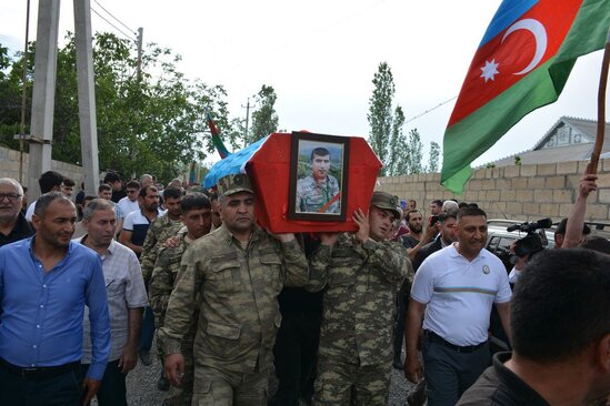 10 ay komada qaldıqdan sonra vəfat edən qazi dəfn edildi - FOTOLAR