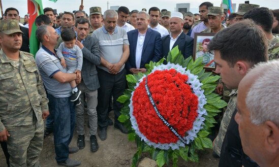 10 ay komada qaldıqdan sonra vəfat edən qazi dəfn edildi - FOTOLAR