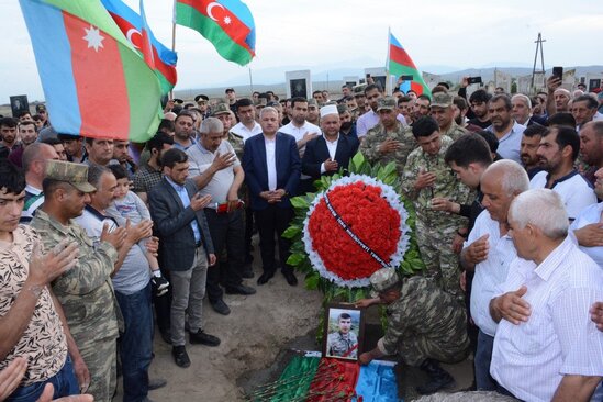 10 ay komada qaldıqdan sonra vəfat edən qazi dəfn edildi - FOTOLAR