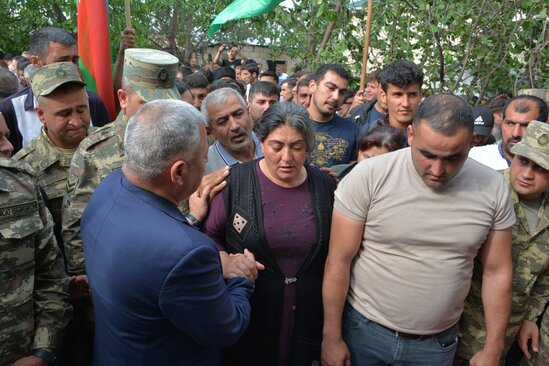 10 ay komada qaldıqdan sonra vəfat edən qazi dəfn edildi - FOTOLAR