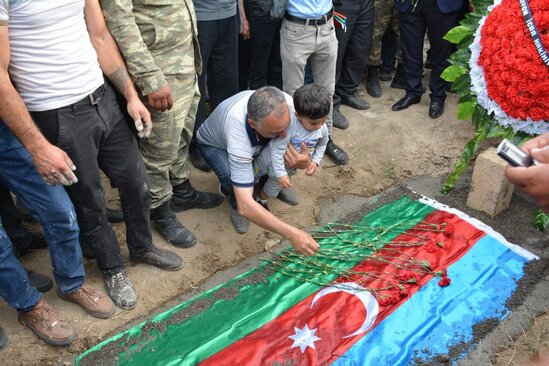 10 ay komada qaldıqdan sonra vəfat edən qazi dəfn edildi - FOTOLAR