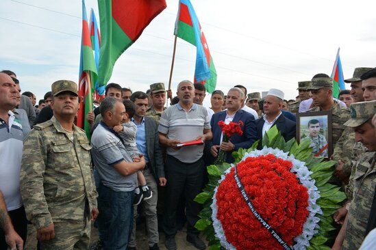 10 ay komada qaldıqdan sonra vəfat edən qazi dəfn edildi - FOTOLAR