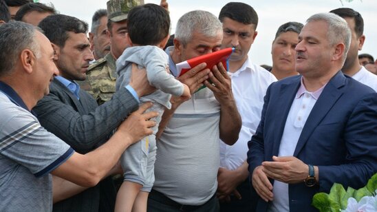 10 ay komada qaldıqdan sonra vəfat edən qazi dəfn edildi - FOTOLAR