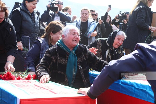 Xocalıda qalıqları aşkarlanan 7 nəfərin dəfn mərasimi keçirilib - FOTO