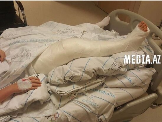 Şamaxıda qəzada xəsarət alan məktəblinin anası: "Zərbə qızımı avtobusun ön şüşəsindən atıb" - FOTO