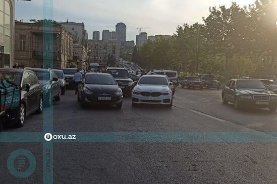 Bakının mərkəzində qadını avtomobil vurdu - FOTO/VİDEO