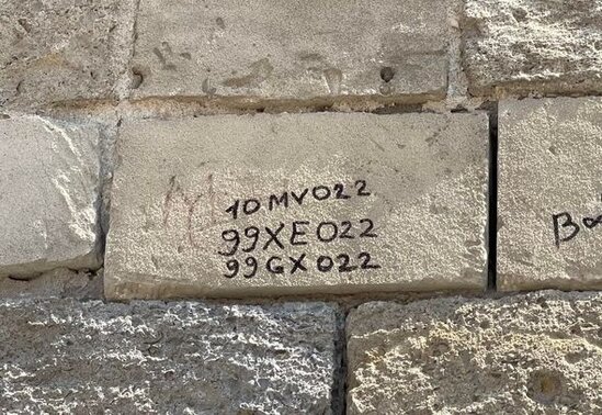 Qala divarları üzərində sevgi etirafı yazan şəxs SAXLANILDI - YENİLƏNİB + FOTO