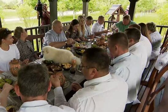 Lukaşenkonun iti ziyafət zamanı masanın üzərində uzandı – VİDEO