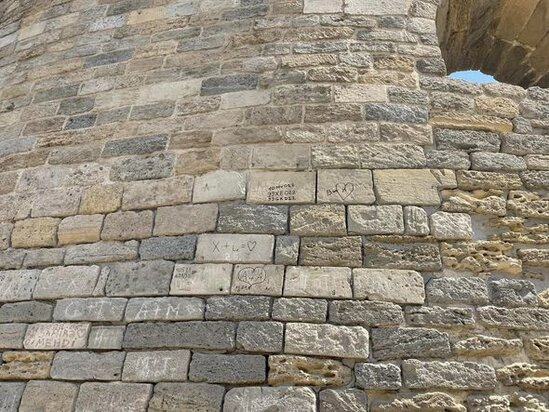 Qala divarları üzərində sevgi etirafı yazan şəxs SAXLANILDI - YENİLƏNİB + FOTO